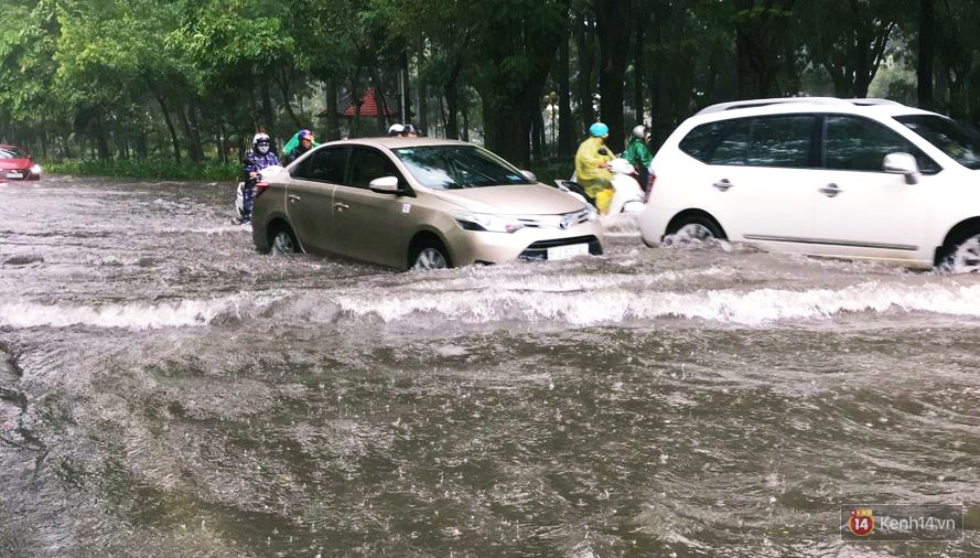 Sài Gòn tiếp tục mưa lớn gây ngập nặng, hành khách lội nước ra vào sân bay Tân Sơn Nhất - Ảnh 10. Sài Gòn tiếp tục mưa lớn gây ngập nặng, hành khách lội nước ra vào sân bay Tân Sơn Nhất 10