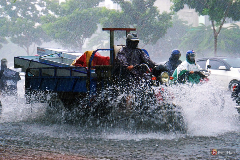 Sài Gòn tiếp tục mưa lớn gây ngập nặng, hành khách lội nước ra vào sân bay Tân Sơn Nhất - Ảnh 15. Sài Gòn tiếp tục mưa lớn gây ngập nặng, hành khách lội nước ra vào sân bay Tân Sơn Nhất 15