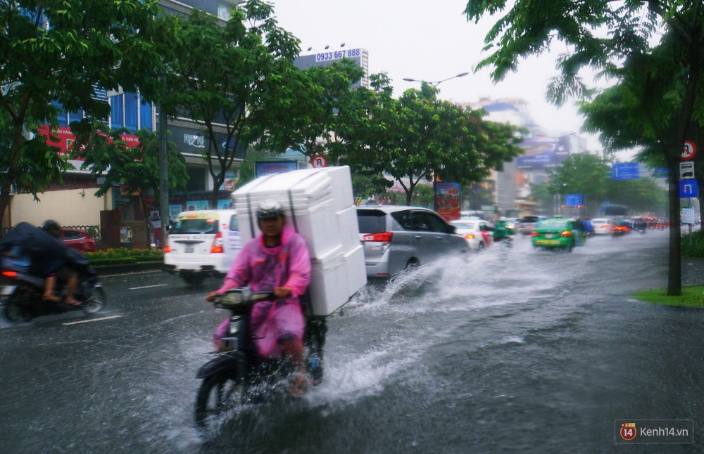 Sài Gòn tiếp tục mưa lớn gây ngập nặng, hành khách lội nước ra vào sân bay Tân Sơn Nhất - Ảnh 9. Sài Gòn tiếp tục mưa lớn gây ngập nặng, hành khách lội nước ra vào sân bay Tân Sơn Nhất 9