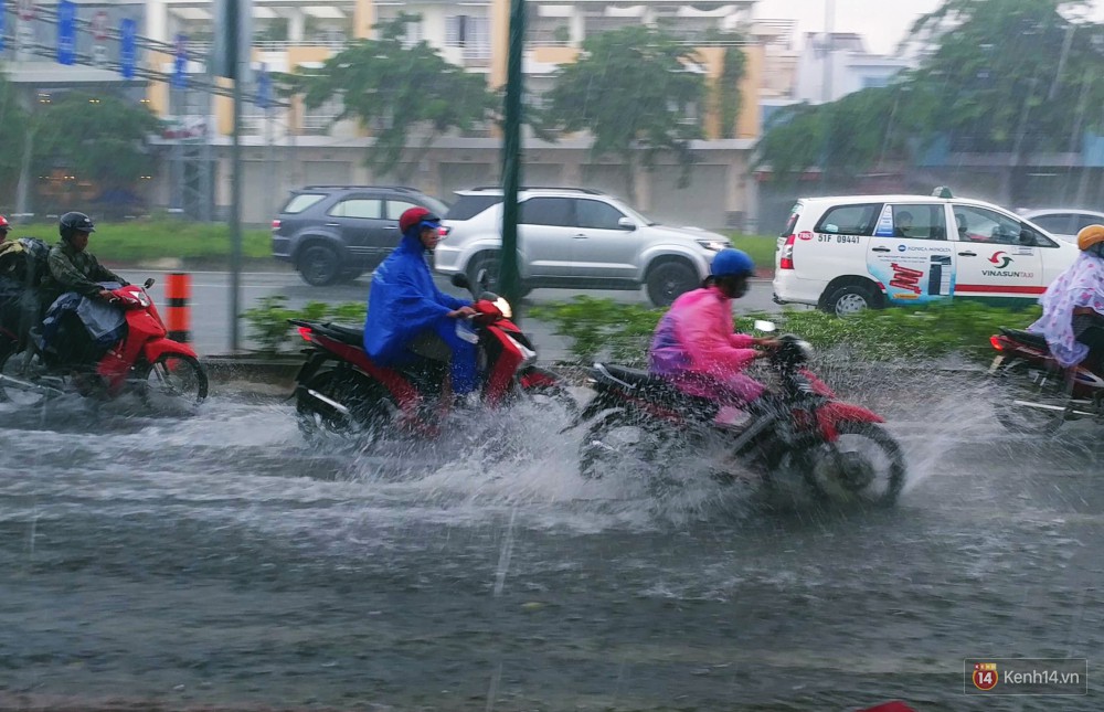 Sài Gòn tiếp tục mưa lớn gây ngập nặng, hành khách lội nước ra vào sân bay Tân Sơn Nhất - Ảnh 18. Sài Gòn tiếp tục mưa lớn gây ngập nặng, hành khách lội nước ra vào sân bay Tân Sơn Nhất 18