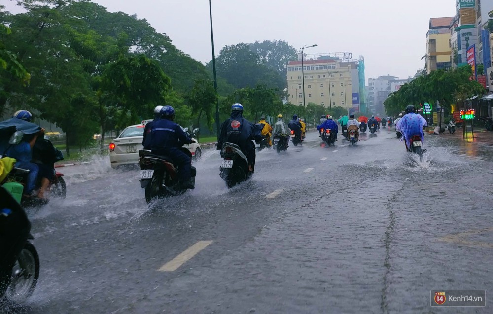 Sài Gòn tiếp tục mưa lớn gây ngập nặng, hành khách lội nước ra vào sân bay Tân Sơn Nhất - Ảnh 12. Sài Gòn tiếp tục mưa lớn gây ngập nặng, hành khách lội nước ra vào sân bay Tân Sơn Nhất 12