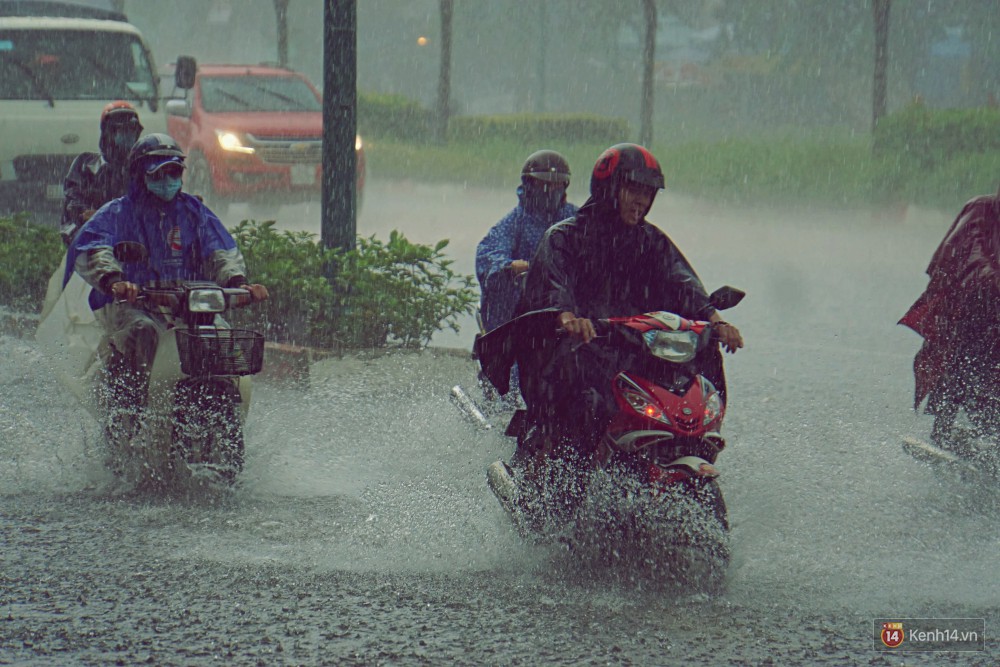 Sài Gòn tiếp tục mưa lớn gây ngập nặng, hành khách lội nước ra vào sân bay Tân Sơn Nhất - Ảnh 17. Sài Gòn tiếp tục mưa lớn gây ngập nặng, hành khách lội nước ra vào sân bay Tân Sơn Nhất 17
