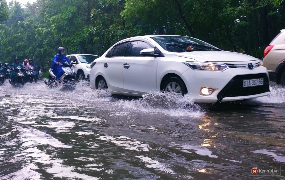 Sài Gòn tiếp tục mưa lớn gây ngập nặng, hành khách lội nước ra vào sân bay Tân Sơn Nhất - Ảnh 5. Sài Gòn tiếp tục mưa lớn gây ngập nặng, hành khách lội nước ra vào sân bay Tân Sơn Nhất 5