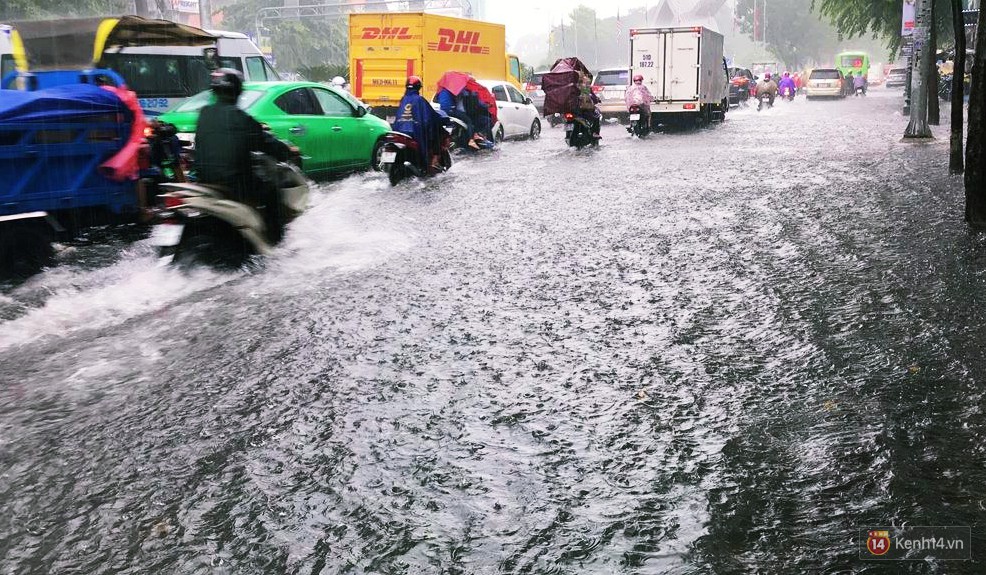 Sài Gòn tiếp tục mưa lớn gây ngập nặng, hành khách lội nước ra vào sân bay Tân Sơn Nhất - Ảnh 8. Sài Gòn tiếp tục mưa lớn gây ngập nặng, hành khách lội nước ra vào sân bay Tân Sơn Nhất 8