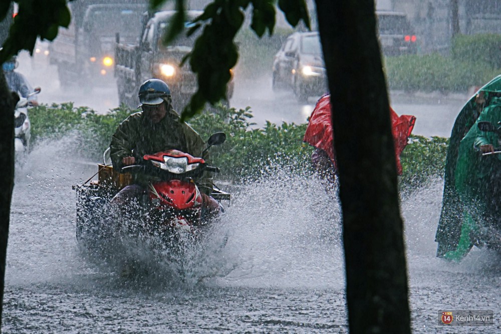 Sài Gòn tiếp tục mưa lớn gây ngập nặng, hành khách lội nước ra vào sân bay Tân Sơn Nhất - Ảnh 16. Sài Gòn tiếp tục mưa lớn gây ngập nặng, hành khách lội nước ra vào sân bay Tân Sơn Nhất 16