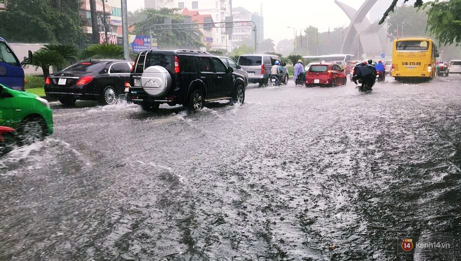 Sài Gòn tiếp tục mưa lớn gây ngập nặng, hành khách lội nước ra vào sân bay Tân Sơn Nhất - Ảnh 4. Sài Gòn tiếp tục mưa lớn gây ngập nặng, hành khách lội nước ra vào sân bay Tân Sơn Nhất 4