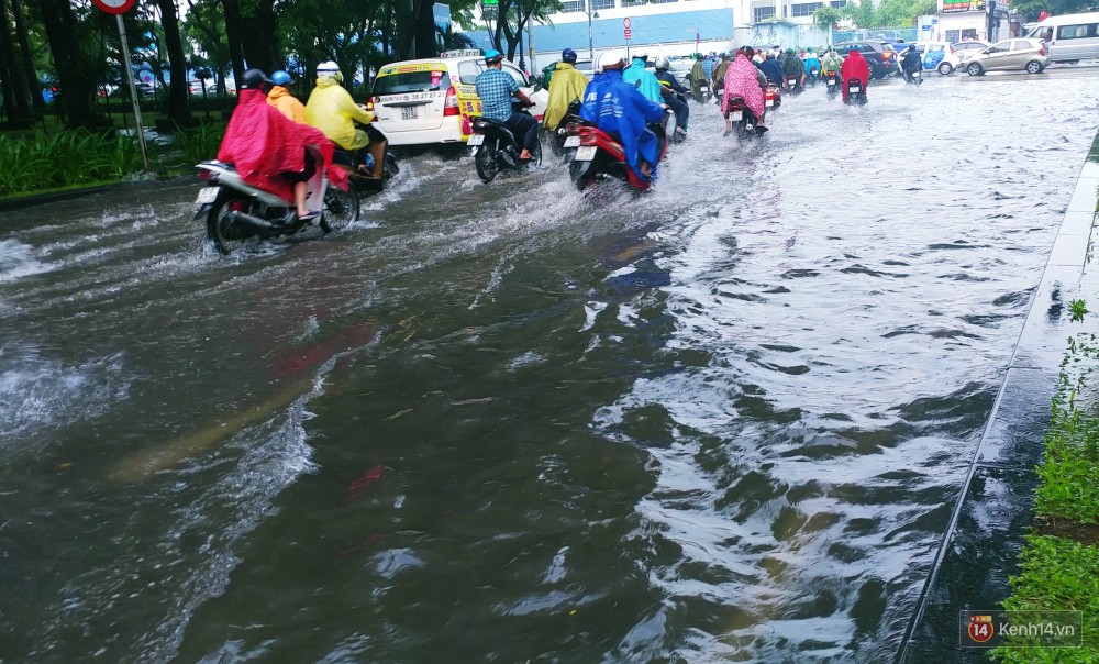 Sài Gòn tiếp tục mưa lớn gây ngập nặng, hành khách lội nước ra vào sân bay Tân Sơn Nhất - Ảnh 3. Sài Gòn tiếp tục mưa lớn gây ngập nặng, hành khách lội nước ra vào sân bay Tân Sơn Nhất 3