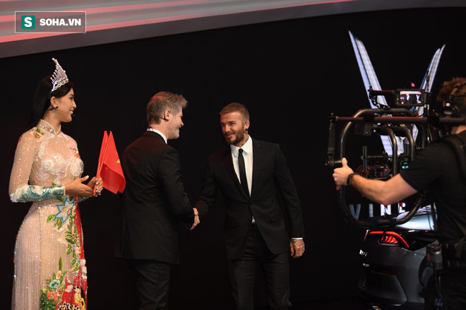 Hoa hậu Trần Tiểu Vy rạng rỡ sánh đôi bên David Beckham trên sân khấu ra mắt xe hơi VINFAST - Ảnh 5. Hoa hậu Trần Tiểu Vy rạng rỡ sánh đôi bên David Beckham trên sân khấu ra mắt xe hơi VINFAST 5