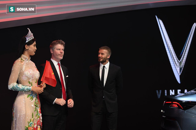 Hoa hậu Trần Tiểu Vy rạng rỡ sánh đôi bên David Beckham trên sân khấu ra mắt xe hơi VINFAST 4