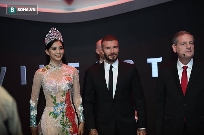 Hoa hậu Trần Tiểu Vy rạng rỡ sánh đôi bên David Beckham trên sân khấu ra mắt xe hơi VINFAST 1