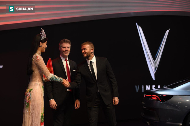 Hoa hậu Trần Tiểu Vy rạng rỡ sánh đôi bên David Beckham trên sân khấu ra mắt xe hơi VINFAST 7