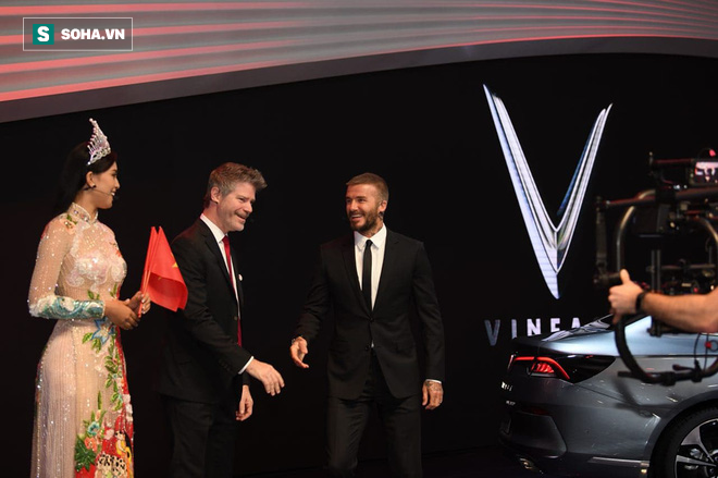 Hoa hậu Trần Tiểu Vy rạng rỡ sánh đôi bên David Beckham trên sân khấu ra mắt xe hơi VINFAST 6