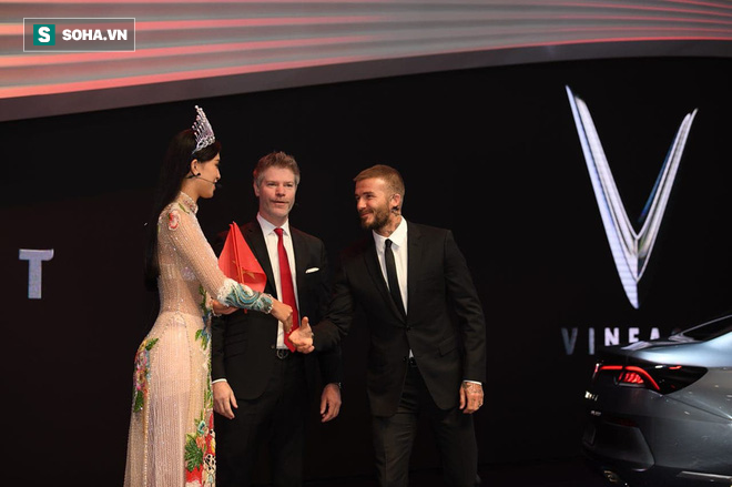 Hoa hậu Trần Tiểu Vy rạng rỡ sánh đôi bên David Beckham trên sân khấu ra mắt xe hơi VINFAST 8