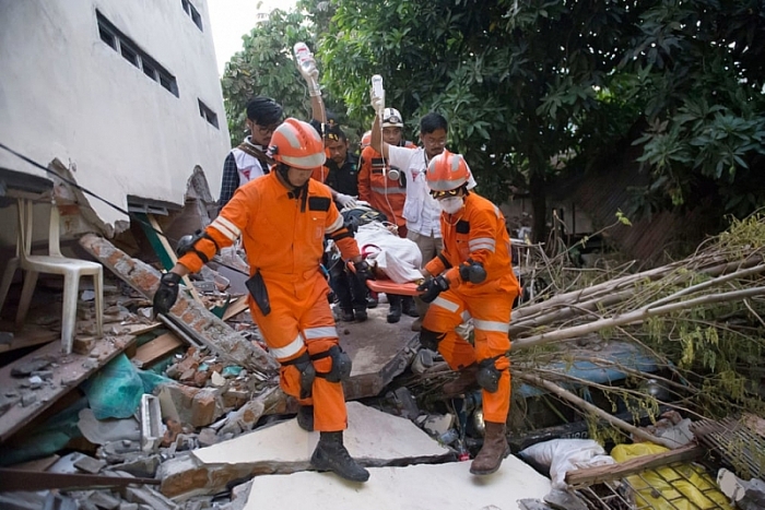 Xúc động khoảnh khắc cặp vợ chồng đoàn tụ sau 2 ngày thất lạc do động đất, sóng thần ở Indonesia 4