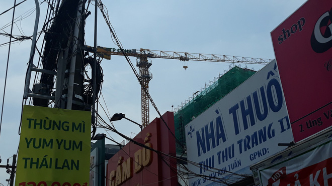 Cận cảnh những cần cẩu công trình dài hàng chục mét treo lơ lửng trên đầu người đi đường ở Sài Gòn 3