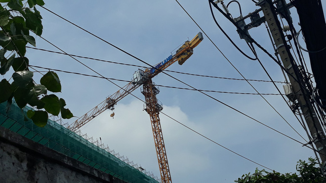 Cận cảnh những cần cẩu công trình dài hàng chục mét treo lơ lửng trên đầu người đi đường ở Sài Gòn 4