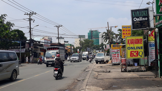 Cận cảnh những cần cẩu công trình dài hàng chục mét treo lơ lửng trên đầu người đi đường ở Sài Gòn 5