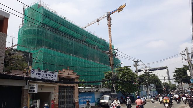 Cận cảnh những cần cẩu công trình dài hàng chục mét treo lơ lửng trên đầu người đi đường ở Sài Gòn 6