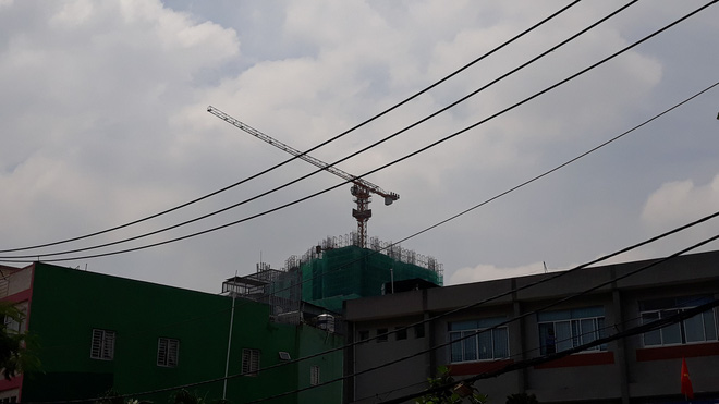 Cận cảnh những cần cẩu công trình dài hàng chục mét treo lơ lửng trên đầu người đi đường ở Sài Gòn 9