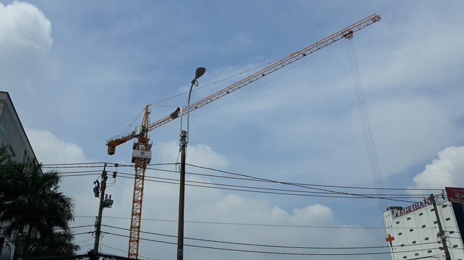 Cận cảnh những cần cẩu công trình dài hàng chục mét treo lơ lửng trên đầu người đi đường ở Sài Gòn - Ảnh 12. Cận cảnh những cần cẩu công trình dài hàng chục mét treo lơ lửng trên đầu người đi đường ở Sài Gòn 12
