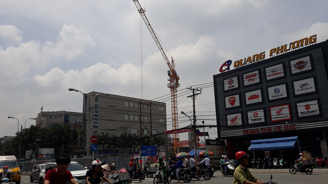 Cận cảnh những cần cẩu công trình dài hàng chục mét treo lơ lửng trên đầu người đi đường ở Sài Gòn 13