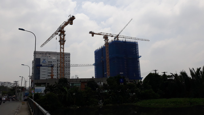 Cận cảnh những cần cẩu công trình dài hàng chục mét treo lơ lửng trên đầu người đi đường ở Sài Gòn - Ảnh 14. Cận cảnh những cần cẩu công trình dài hàng chục mét treo lơ lửng trên đầu người đi đường ở Sài Gòn 14