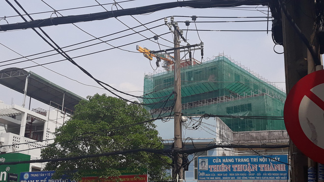 Cận cảnh những cần cẩu công trình dài hàng chục mét treo lơ lửng trên đầu người đi đường ở Sài Gòn 2