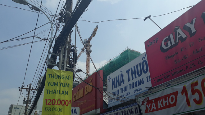 Cận cảnh những cần cẩu công trình dài hàng chục mét treo lơ lửng trên đầu người đi đường ở Sài Gòn 7