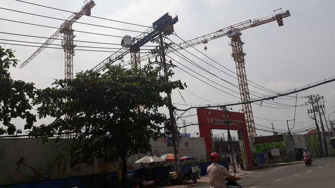 Cận cảnh những cần cẩu công trình dài hàng chục mét treo lơ lửng trên đầu người đi đường ở Sài Gòn 18