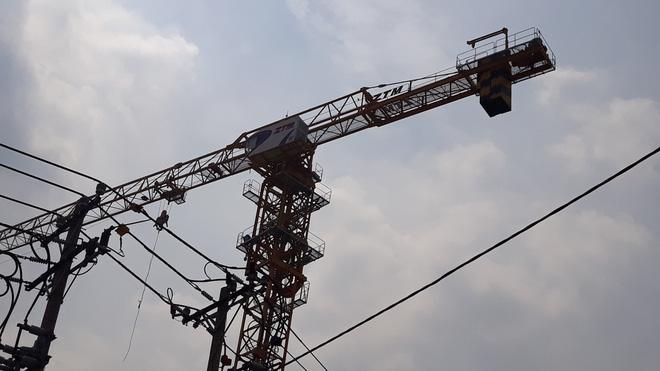 Cận cảnh những cần cẩu công trình dài hàng chục mét treo lơ lửng trên đầu người đi đường ở Sài Gòn - Ảnh 20. Cận cảnh những cần cẩu công trình dài hàng chục mét treo lơ lửng trên đầu người đi đường ở Sài Gòn 20
