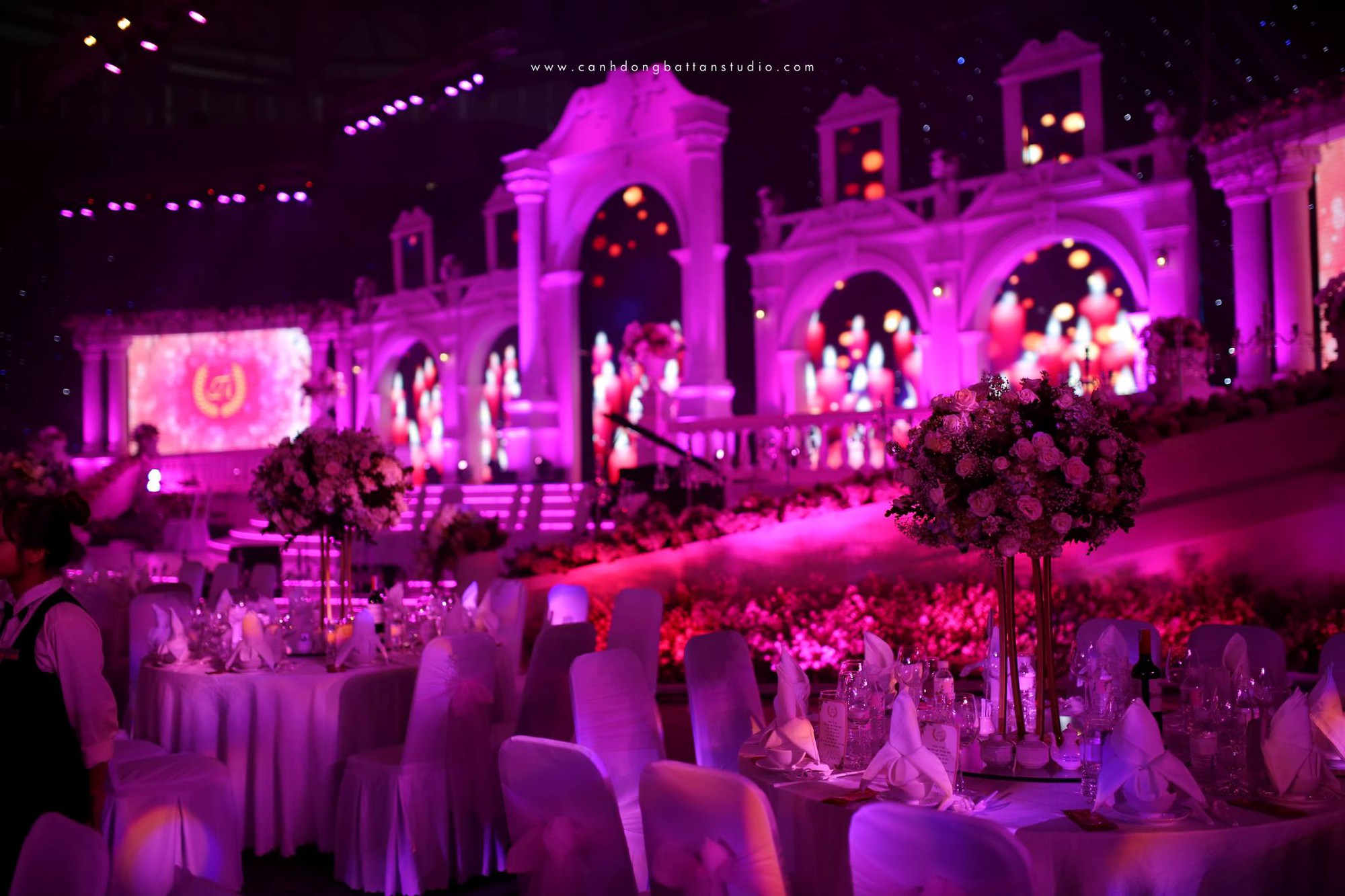 Đám cưới siêu khủng ở Đà Nẵng: Thuê nhà thi đấu có sức chứa hơn 7.000 khách, mời dàn ca sĩ nổi tiếng Đàm Vĩnh Hưng, Dương Triệu Vũ 2