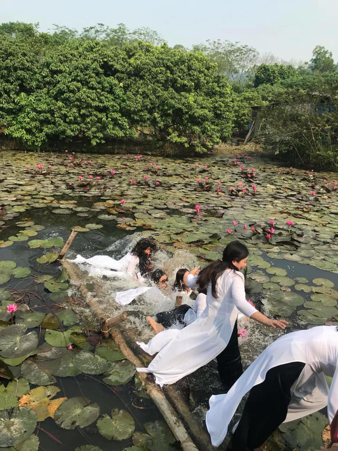 Thảm họa thực sự đến với tám cô gái mặc áo dài hớn hở chụp hình trên chiếc cầu sắp gãy - Ảnh 2. 'Thảm họa' thực sự đến với 8 cô gái mặc áo dài chụp hình trên chiếc cầu sắp gãy 2
