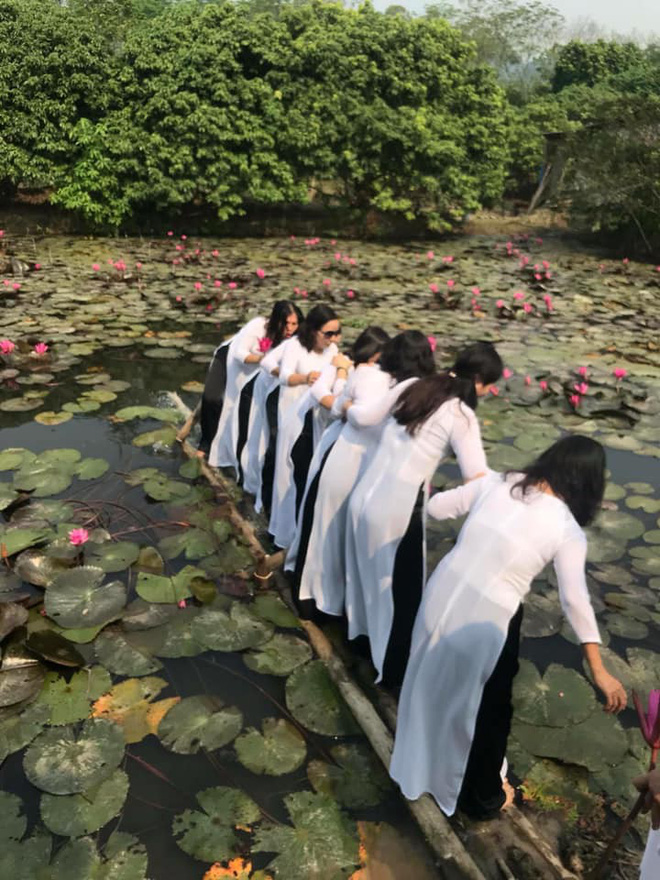Thảm họa thực sự đến với tám cô gái mặc áo dài hớn hở chụp hình trên chiếc cầu sắp gãy - Ảnh 1. 'Thảm họa' thực sự đến với 8 cô gái mặc áo dài chụp hình trên chiếc cầu sắp gãy 1