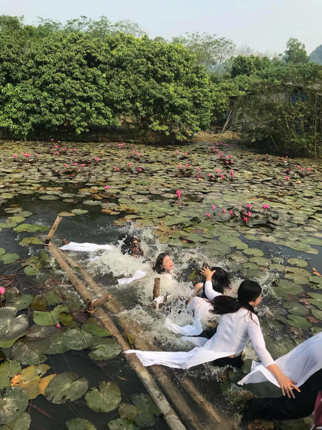 Thảm họa thực sự đến với tám cô gái mặc áo dài hớn hở chụp hình trên chiếc cầu sắp gãy - Ảnh 3. 'Thảm họa' thực sự đến với 8 cô gái mặc áo dài chụp hình trên chiếc cầu sắp gãy 3