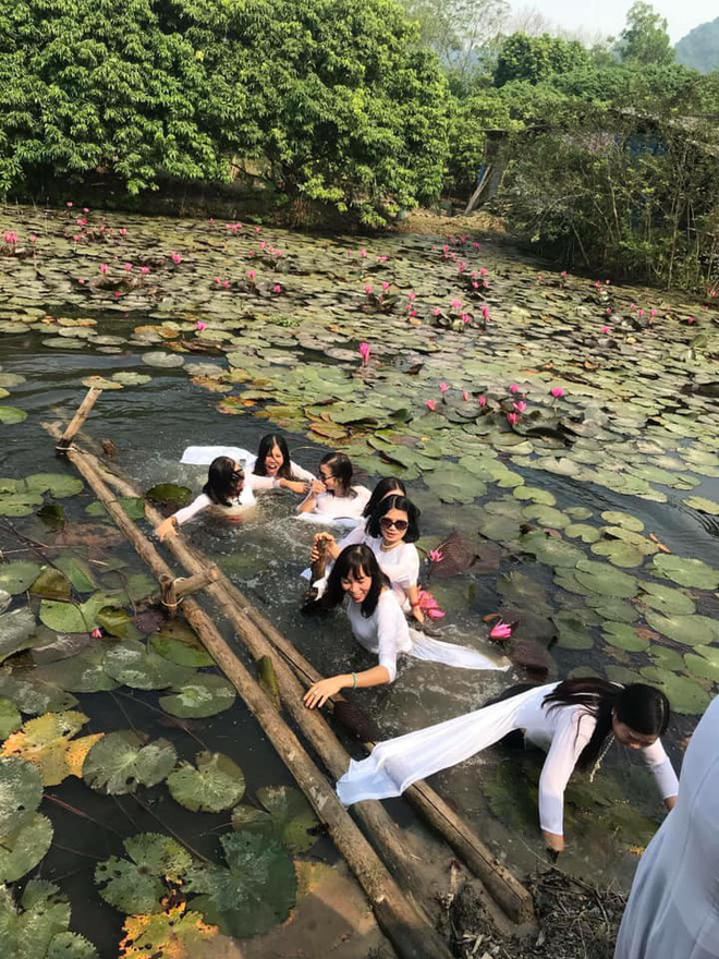Thảm họa thực sự đến với tám cô gái mặc áo dài hớn hở chụp hình trên chiếc cầu sắp gãy - Ảnh 4. 'Thảm họa' thực sự đến với 8 cô gái mặc áo dài chụp hình trên chiếc cầu sắp gãy 4