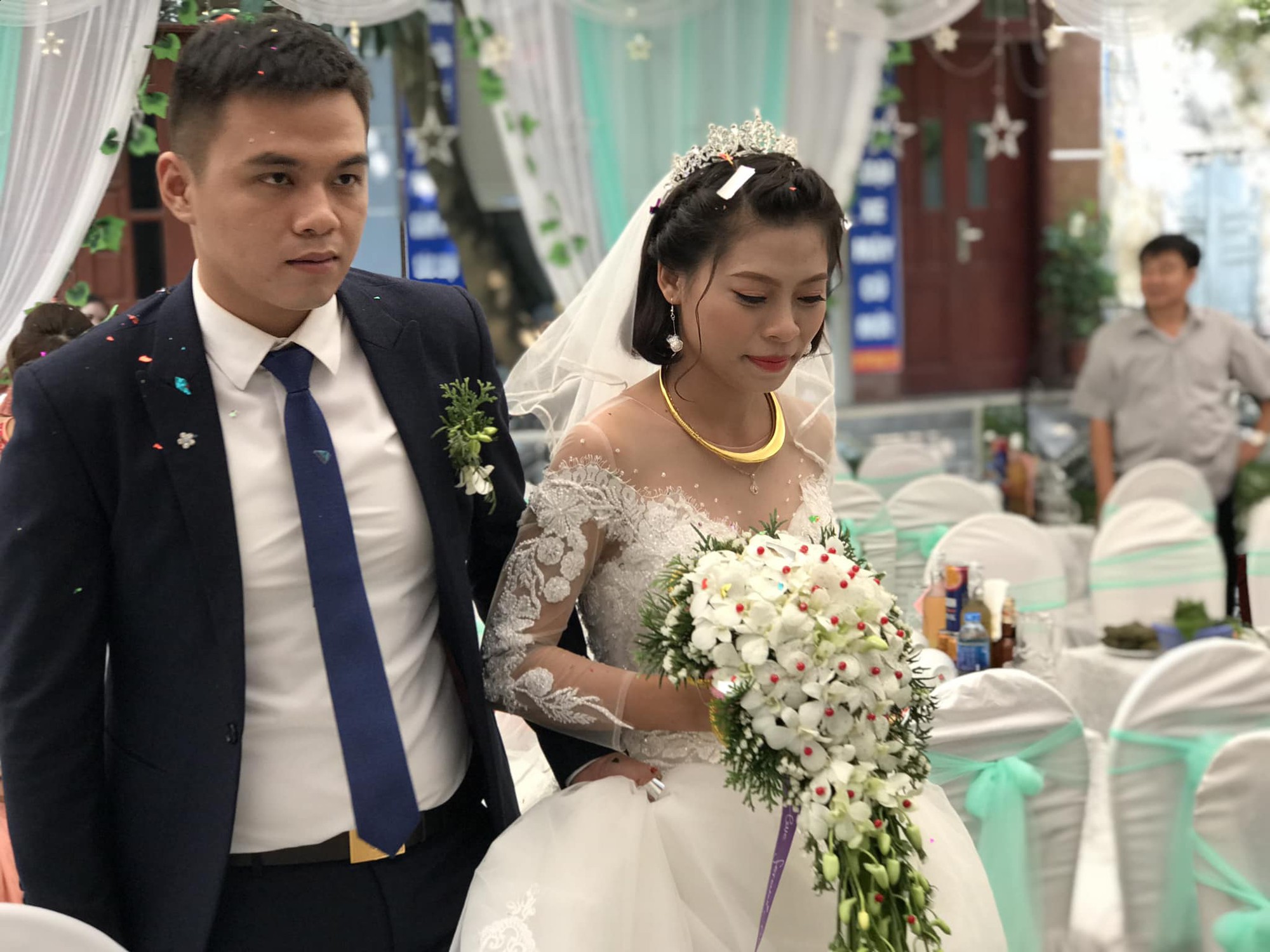 Con gái đi lấy chồng, mẹ bần thần rơi nước mắt: Em sợ con gái em đi lấy chồng khổ - Ảnh 3. Con gái đi lấy chồng, mẹ bần thần rơi nước mắt: 'Em sợ con gái em đi lấy chồng khổ' 2