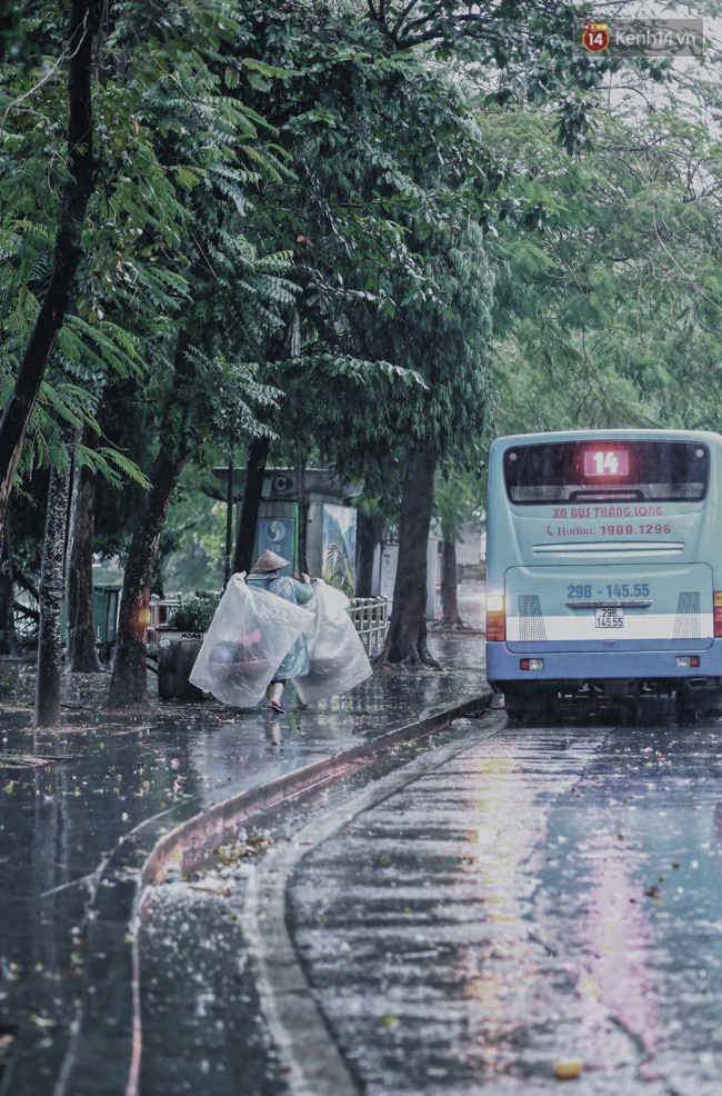 Chùm ảnh gió mùa đầu tiên ở Hà Nội - Ảnh 1. Chùm ảnh: Hà Nội đã có ngày đầu tiên đón gió lạnh đầu mùa thực sự! 1