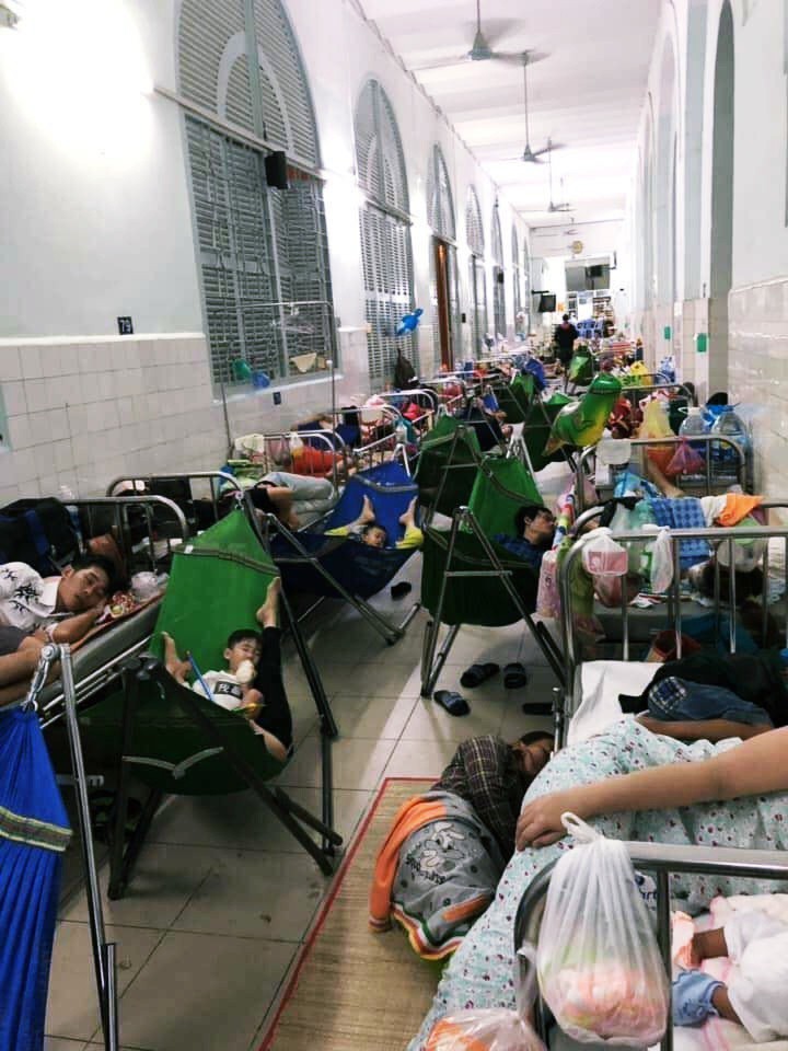 Xót xa hình ảnh người lớn và trẻ em trải chiếu, mắc võng nằm chật kín hành lang bệnh viện ở Sài Gòn - Ảnh 1. Xót xa hình ảnh người lớn và trẻ em trải chiếu, mắc võng nằm chật kín hành lang bệnh viện ở Sài Gòn 1