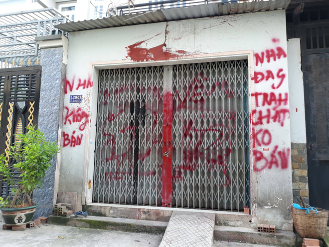 Vụ cô giáo viết đơn xin xã hội đen cho đi dạy ở Sài Gòn: Chính quyền sơn lại nhà - Ảnh 4. Vụ cô giáo viết đơn xin 'xã hội đen' cho đi dạy ở Sài Gòn: Chính quyền sơn lại nhà, gắn camera bảo vệ 4