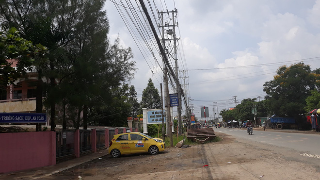 Nhân chứng kể lại phút giải cứu 6 học sinh nằm bất động dưới dây điện bị đứt trước cổng trường ở Long An - Ảnh 2. Nhân chứng kể lại phút giải cứu 6 học sinh nằm bất động dưới dây điện bị đứt trước cổng trường 2
