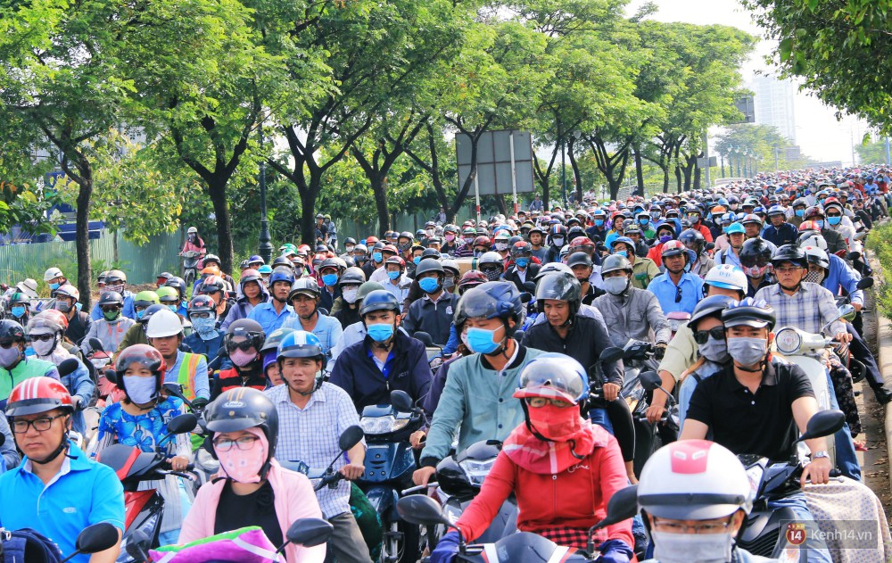 Các tuyến đường về trung tâm Sài Gòn tê liệt từ sáng đến trưa vì hầm Thủ Thiêm bị phong toả, người dân xuống gầm cầu tránh kẹt xe 4