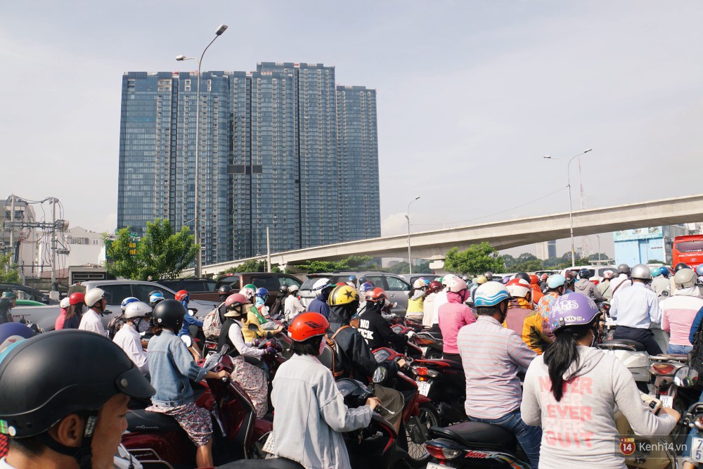 Các tuyến đường về trung tâm Sài Gòn tê liệt từ sáng đến trưa vì hầm Thủ Thiêm bị phong toả, người dân xuống gầm cầu tránh kẹt xe 18