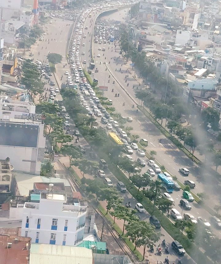 Các tuyến đường về trung tâm Sài Gòn tê liệt từ sáng đến trưa vì hầm Thủ Thiêm bị phong toả, người dân xuống gầm cầu tránh kẹt xe 25