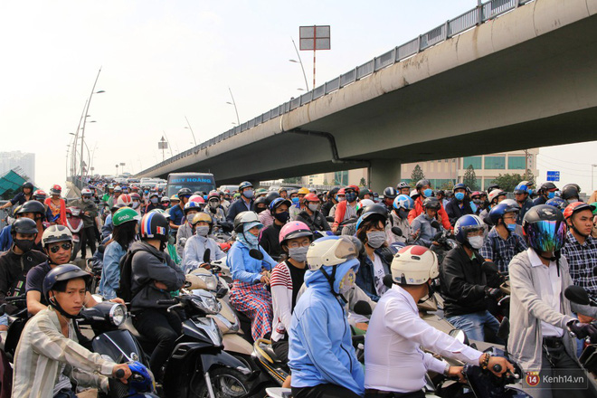 Các tuyến đường về trung tâm Sài Gòn tê liệt từ sáng đến trưa vì hầm Thủ Thiêm bị phong toả, người dân xuống gầm cầu tránh kẹt xe 14