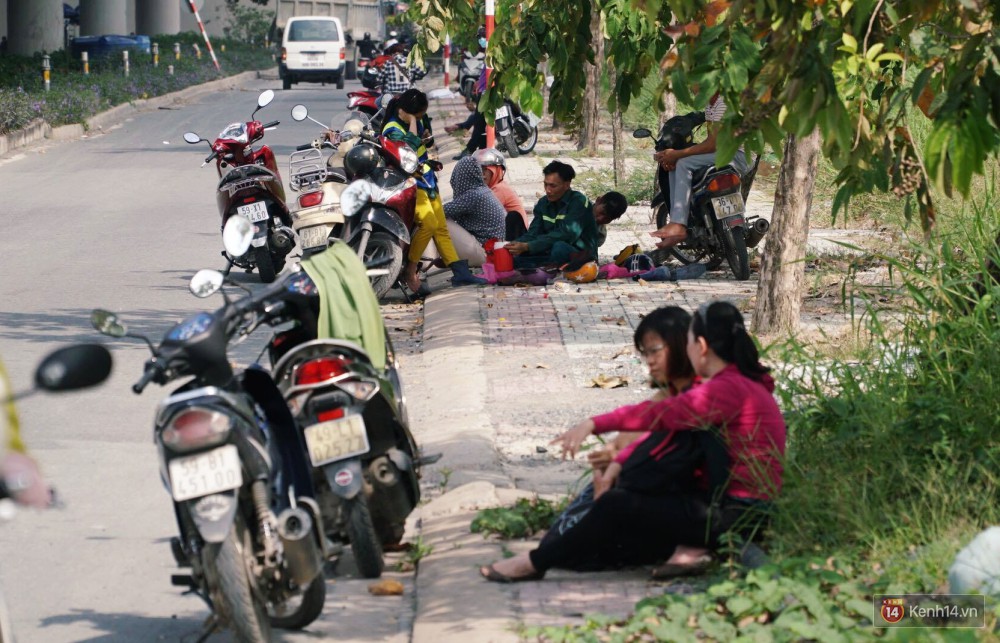 Các tuyến đường về trung tâm Sài Gòn tê liệt từ sáng đến trưa vì hầm Thủ Thiêm bị phong toả, người dân xuống gầm cầu tránh kẹt xe 12