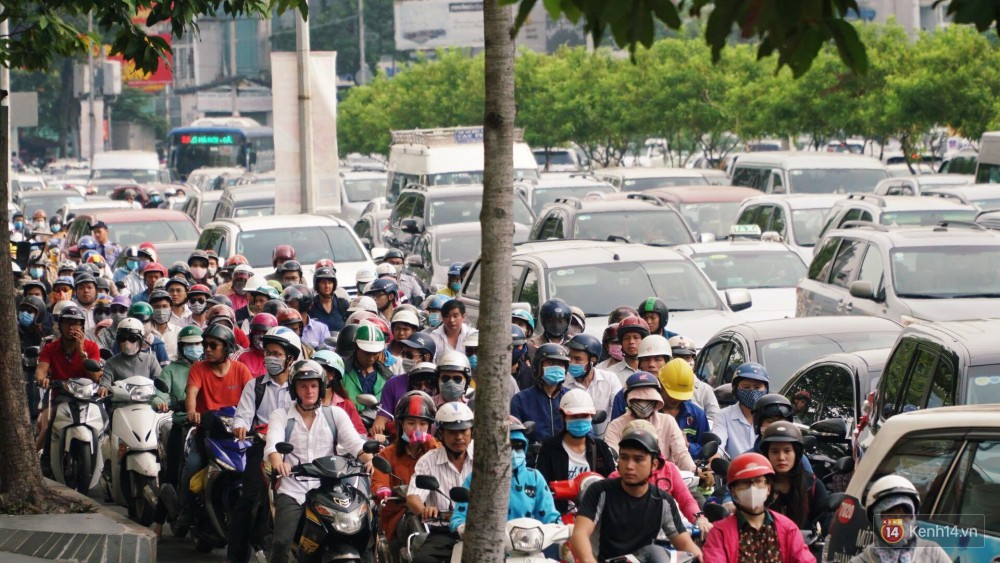 Các tuyến đường về trung tâm Sài Gòn tê liệt từ sáng đến trưa vì hầm Thủ Thiêm bị phong toả, người dân xuống gầm cầu tránh kẹt xe 24
