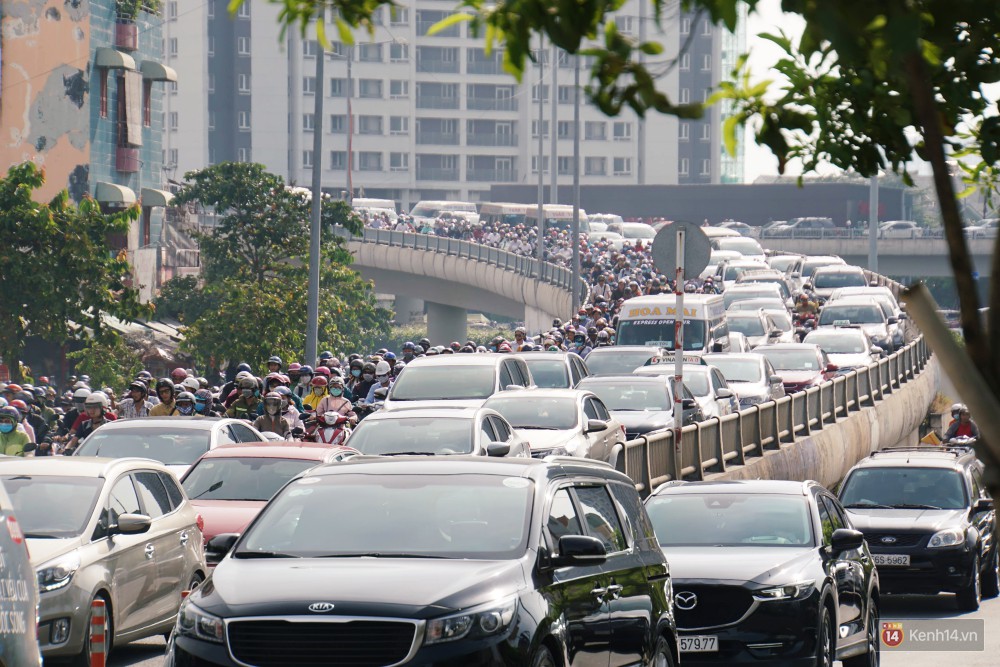 Các tuyến đường về trung tâm Sài Gòn tê liệt từ sáng đến trưa vì hầm Thủ Thiêm bị phong toả, người dân xuống gầm cầu tránh kẹt xe 22