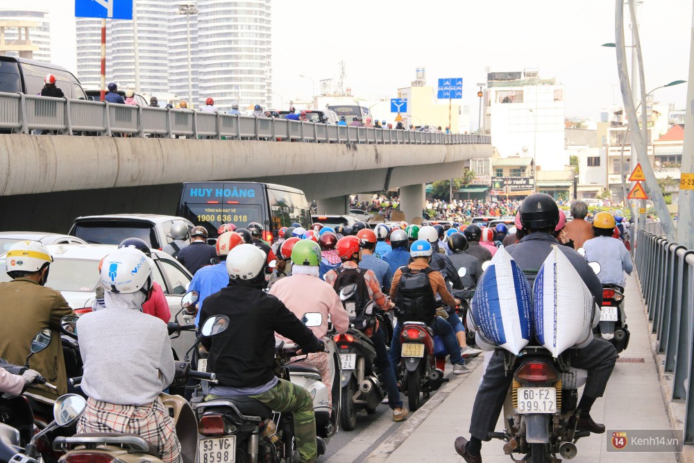 Các tuyến đường về trung tâm Sài Gòn tê liệt từ sáng đến trưa vì hầm Thủ Thiêm bị phong toả, người dân xuống gầm cầu tránh kẹt xe 11