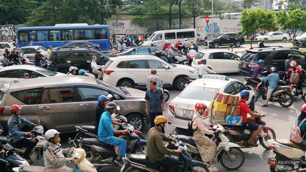 Các tuyến đường về trung tâm Sài Gòn tê liệt từ sáng đến trưa vì hầm Thủ Thiêm bị phong toả, người dân xuống gầm cầu tránh kẹt xe 21