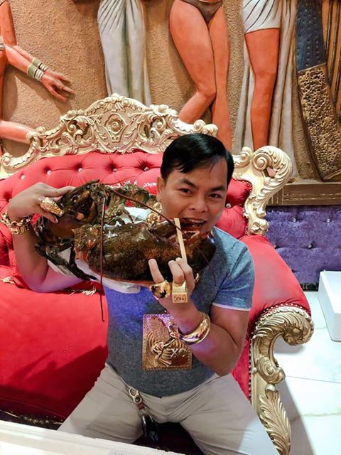 Người đàn ông tự nhận lúc nào cũng đeo 8kg vàng trên người khiến MXH xôn xao - Ảnh 3. Người đàn ông tự nhận lúc nào cũng đeo 8kg vàng trên người khiến MXH xôn xao 3